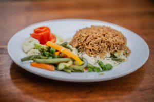 Assiette de riz et de légumes variés / Description : Un repas simple composé de riz et de légumes vapeur, idéal pendant la descente alimentaire afin de préparer le corps au jeûne hydrique en douceur
